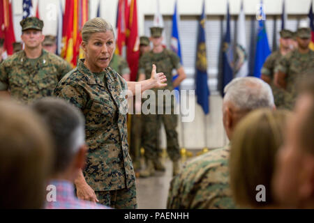 Le général de Helen Pratt, commandant sortant de 4e Groupe Logistique Maritime grâce, le Lieutenant Général Rex McMillian, commandant des Forces maritimes du Nord et de la Réserve des Forces maritimes, pour tout ce qu'il a fait depuis qu'elle a été aux commandes de 4e MLG, lors de la cérémonie de passation de commandement au Régiment de logistique de combat 4 siège à Kansas City, Mo., 14 juillet 2018. Les cérémonies de passation de commandement de marquer le passage de commande à partir d'une Marine à l'autre, symbolisant le transfert des responsabilités de son poste de commande. Et, à ce titre, les responsabilités et les pouvoirs de 4e Groupe Logistique Maritime ont été officiellement p Banque D'Images