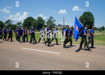 Le Raider marines Memorial March les participants commencent le 900 mile ruck mars de Greenwood, au Mississippi à Camp Lejeune, en Caroline du Nord, le 14 juillet 2018. Le groupe de 30 anciens camarades et veuves de membres du 2e Bataillon Maritime Raider aura la rotation des équipes qui seront sur la route autour de l'horloge jusqu'au 27 juillet, portant la saleté de l'écrasement de l'armée déchue de marine et marin, retour à la maison mère de Camp Lejeune, N.C. (U.S. Marine Corps photo par Lance Cpl. Samantha Schwoch/libérés) Banque D'Images