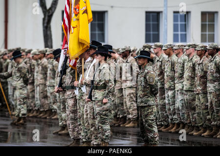 Le Sgt commande. Le major Jerry Manzanares (milieu), l'état s'engage pour le groupe de combat de la Pologne, se tient derrière la protection de couleur 1er Escadron, 2e régiment de cavalerie au cours d'une cérémonie de passation de commandement pour Battle Group Pologne Bemowo Piskie au domaine de formation, la Pologne le 14 juillet 2018. La Pologne est un groupe de combat, unique coalition multinationale d'États-Unis, Royaume-Uni, croate et soldats roumains qui servent avec la 15e Brigade mécanisée polonaise comme une force de dissuasion de l'OTAN à l'appui de l'amélioration de l'avant la Présence. (U.S. Photo de l'armée par la CPS. Hubert D. Delany III /22e Détachement des affaires publiques mobiles) Banque D'Images