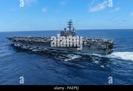 180715-N-PJ626-6956 MER DES PHILIPPINES (15 juillet 2018) La Marine a l'avant-porte-avions déployés, l'USS Ronald Reagan (CVN 76), opère dans la mer des Philippines au cours de l'été la patrouille. Ronald Reagan, le navire amiral de Carrier Strike Group (CSG) 5, fournit une force prête au combat qui protège et défend les intérêts de maritime collective de ses alliés et partenaires dans la région du Pacifique-Indo-Asia. (U.S. Photo par marine Spécialiste de la communication de masse 2e classe Kaila C. Peters/libérés) Banque D'Images