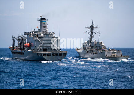 180716-N-LI768-1034 de l'OCÉAN PACIFIQUE (16 juillet 2018) - lance-missiles le destroyer USS Sterett (DDG 104), à droite, s'approche de la reconstitution de la flotte oiler USNS Henry J. Kaiser (T-AO 187) pour ravitaillement en mer. Sterett est en cours aux États-Unis de la flotte de 3ème zone d'opérations. (U.S. Photo par marine Spécialiste de la communication de masse 2e classe Devin M. Langer/libérés) Banque D'Images