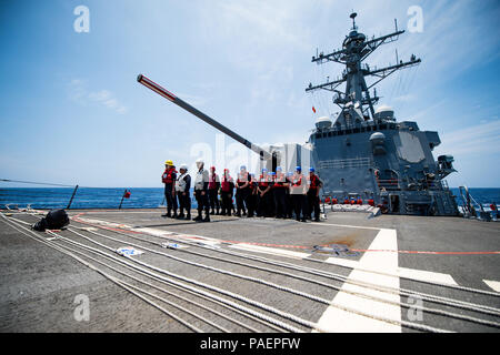 180716-N-LI768-1047 de l'OCÉAN PACIFIQUE (16 juillet 2018) - Les Marins affectés aux missiles de l'USS Dewey (DDG 105) en formation avant d'un ravitaillement en mer, le 16 juillet. Dewey est en cours aux États-Unis de la flotte de 3ème zone d'opérations. (U.S. Photo par marine Spécialiste de la communication de masse 2e classe Devin M. Langer/libérés) Banque D'Images