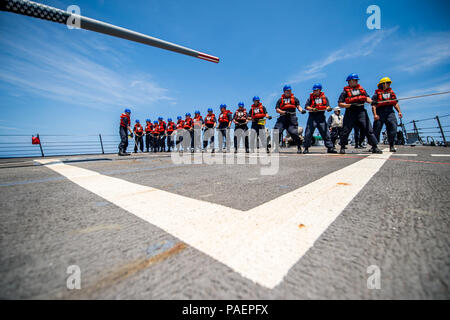 180716-N-LI768-1067 de l'OCÉAN PACIFIQUE (16 juillet 2018) - Les Marins affectés aux missiles de l'USS Dewey (DDG 105) maintenir contrôle positif de la ligne téléphonique et de la distance au cours d'un ravitaillement en mer, le 16 juillet. Dewey est en cours aux États-Unis de la flotte de 3ème zone d'opérations. (U.S. Photo par marine Spécialiste de la communication de masse 2e classe Devin M. Langer/libérés) Banque D'Images