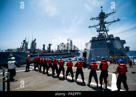 180716-N-LI768-1079 de l'OCÉAN PACIFIQUE (16 juillet 2018) - Les Marins affectés aux missiles de l'USS Dewey (DDG 105) maintenir contrôle positif de la ligne téléphonique et de la distance au cours d'un ravitaillement en mer avec la reconstitution de la flotte oiler USNS Henry J. Kaiser (T-AO 187), le 16 juillet. Dewey est en cours aux États-Unis de la flotte de 3ème zone d'opérations. (U.S. Photo par marine Spécialiste de la communication de masse 2e classe Devin M. Langer/libérés) Banque D'Images