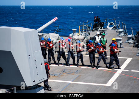 180716-N-LI768-1118 de l'OCÉAN PACIFIQUE (16 juillet 2018) - Les Marins affectés aux missiles de l'USS Dewey (DDG 105) maintenir contrôle positif de la ligne téléphonique et de la distance au cours d'un ravitaillement en mer avec la reconstitution de la flotte oiler USNS Henry J. Kaiser (T-AO 187), le 16 juillet. Dewey est en cours aux États-Unis de la flotte de 3ème zone d'opérations. (U.S. Photo par marine Spécialiste de la communication de masse 2e classe Devin M. Langer/libérés) Banque D'Images