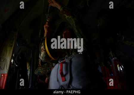 Un cavalier bulgare des crochets sur un ligne statique à l'intérieur d'une U.S. Air Force C-130J Super Hercules plus de Plovdiv, Bulgarie, le 14 juillet 2018. Au cours de l'été 2018 de Thrace, américains et forces bulgares formé tant static-sauts de lignes et de chutes. (U.S. Photo de l'Armée de l'air par le sergent. Jimmie D. Pike) Banque D'Images