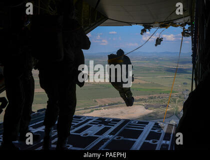 Un cavalier bulgare effectue un saut de ligne statique d'une U.S. Air Force C-130J Super Hercules plus de Plovdiv, Bulgarie, le 14 juillet 2018. Au cours de l'été 2018 de Thrace, américains et forces bulgares formé tant static-sauts de lignes et de chutes. (U.S. Photo de l'Armée de l'air par le sergent. Jimmie D. Pike) Banque D'Images