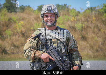 U.S. Army National Guard PFC. Patrick Jenson, un mitrailleur M249 de la Compagnie Bravo, 1er Bataillon, 114e d'infanterie (Air Assault), représente un portrait avant une mission de formation de l'assaut aérien sur Joint Base McGuire-Dix-Lakehurst, N.J., le 16 juillet 2018. Jenson est de la rivière fourchue, au New Jersey. (U.S. Air National Guard photo par le Sgt. Matt Hecht) Banque D'Images