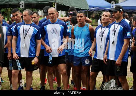 La ville de Panamá, Panamá-Una vez finalizaron los eventos inaugurales de "Fuerzas Comando Panamá 2018", las 17 delegaciones se dirigieron un su primera competencia en Calzada de Amador, Panama City, Panama, Lunes 16 de julio. Los participantes realizaron la prueba grupal de habilidad física, compuesta de presiones de brazo, sentadillas y barra, cada una de ellas por un minuto, finalizando con una carrera de millas 4. Fuerzas Comando es una competencia anuel multinacional de habilidades donde las fuerzas especiales de operacionales Patrocinado por el Comando sur de los Estados Unidos y auspiciado Banque D'Images