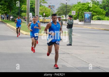 La ville de Panamá, Panamá-Una vez finalizaron los eventos inaugurales de "Fuerzas Comando Panamá 2018", las 17 delegaciones se dirigieron un su primera competencia en Calzada de Amador, Panama City, Panama, Lunes 16 de julio. Los participantes realizaron la prueba grupal de habilidad física, compuesta de presiones de brazo, sentadillas y barra, cada una de ellas por un minuto, finalizando con una carrera de millas 4. Fuerzas Comando es una competencia anuel multinacional de habilidades donde las fuerzas especiales de operacionales Patrocinado por el Comando sur de los Estados Unidos y auspiciado est Banque D'Images