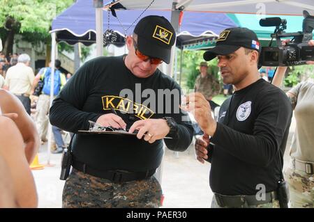 La ville de Panamá, Panamá-Una vez finalizaron los eventos inaugurales de "Fuerzas Comando Panamá 2018", las 17 delegaciones se dirigieron un su primera competencia en Calzada de Amador, Panama City, Panama, Lunes 16 de julio. Los participantes realizaron la prueba grupal de habilidad física, compuesta de presiones de brazo, sentadillas y barra, cada una de ellas por un minuto, finalizando con una carrera de millas 4. Fuerzas Comando es una competencia anuel multinacional de habilidades donde las fuerzas especiales de operacionales Patrocinado por el Comando sur de los Estados Unidos y auspiciado est Banque D'Images