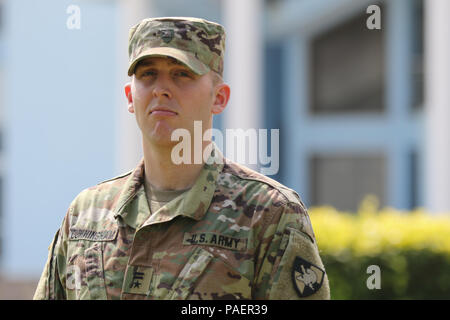 Nicholas cadets Cunningham pose pour une photo au Centre international Kofi Annan de formation au maintien de la paix (KAIPTC) à Accra, Ghana, le 17 juillet 2018. Il a passé une partie de chaque jour de sa dernière semaine à l'ordinateur d'observation KAIPTC exercice programmé (CPX) passage de l'Accord 2018, ce qui était aussi situé au centre KAIPTC. Cunningham a été pendant cinq semaines, en tant qu'assistant de recherche l'étude des opérations de maintien de la paix à KAIPTC avant de continuer sur un autre stage à Picatinny Arsenal, NJ. il va effectuer un autre stage à Picatinny Arsenal dans l'armement, de la recherche développement et l'ingénierie Cente Banque D'Images