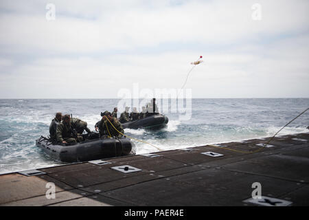 180717-N-OW019-1119 de l'OCÉAN PACIFIQUE (Juillet 17, 2018) marins affectés à la Marine royale australienne cast lines à partir de leur lutte contre le maraudage en caoutchouc de plaisance afin de marins à bord du navire de débarquement quai amphibie USS Harpers Ferry (LSD 49) au cours de l'exercice Rim of the Pacific (RIMPAC), le 17 juillet. Vingt-cinq nations, 46 navires, 5 sous-marins, environ 200 avions et 25 000 personnes participent à l'EXERCICE RIMPAC du 27 juin au 2 août dans et autour des îles Hawaï et la Californie du Sud. Le plus grand exercice maritime international RIMPAC, fournit une formation unique tout en favorisant une Banque D'Images