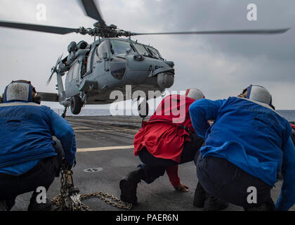 180716-N-A245-0011 de l'OCÉAN PACIFIQUE (16 juillet 2018), les marins de l'air affecté au ministère de l'cruiser lance-missiles USS Lake Champlain (CG 57) conduite des opérations de vol dans le poste de pilotage dans l'océan Pacifique, au cours de Rim of the Pacific (RIMPAC), le 16 juillet. Vingt-cinq nations, 45 navires et 5 sous-marins, et d'environ 200 avions et 25 000 hommes participent de l'exercice RIMPAC 2008 du 27 juin au 2 août dans et autour des îles Hawaï et la Californie du Sud. Le plus grand exercice maritime international RIMPAC, fournit une formation unique alors que la promotion et le soutien Banque D'Images