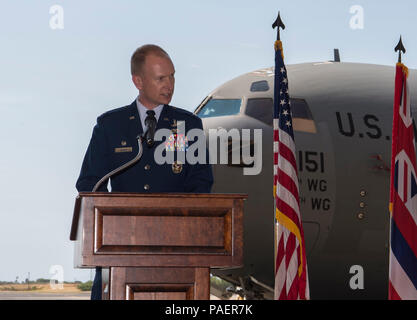 Le colonel Halsey Burks, 15e Escadre, donne l'ouverture de commentaires durant la 15e Groupe Maintenance cérémonie de passation de commandement, d'une base commune Pearl Harbor-Hickam, New York, le 16 juillet 2018. L'MXG prend en charge 31 station d'accueil pour les avions de transport aérien mondial répondre global strike, théâtre et les exigences de la mission de sécurité et fournit des services de soutien à plus de 7 200 avions alliés et mixte en transit à travers champ Hickam chaque année. (U.S. Air Force photo de Tech. Le Sgt. Heather Redman) Banque D'Images