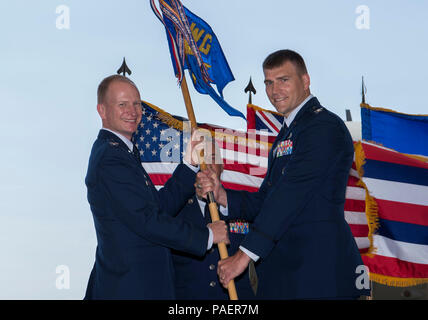 Le colonel Halsey Burks, 15e Escadre, mains le 15e Groupe d'entretien d'un drapeau au colonel Dominic Clementz, 15e commandant MXG, au cours d'une cérémonie de passation de commandement, d'une base commune Pearl Harbor-Hickam, New York, le 16 juillet 2018. L'MXG prend en charge 31 station d'accueil pour les avions de transport aérien mondial répondre global strike, théâtre et les exigences de la mission de sécurité et fournit des services de soutien à plus de 7 200 avions alliés et mixte en transit à travers champ Hickam chaque année. (U.S. Air Force photo de Tech. Le Sgt. Heather Redman) Banque D'Images