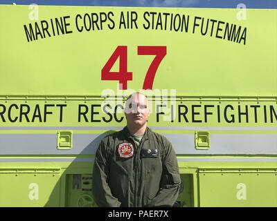 United States Marine corps Crash Fire Rescue est une capacité d'intervention d'urgence spécialisée responsable des opérations de lutte contre les incendies et de sauvetage d'aéronefs. L'image d'archive documente un spécialiste du sauvetage et de la lutte contre les incendies d'aéronefs de la marine au centre de formation IE Shima, à Okinawa, au Japon, le 16 juillet 2018, après avoir aidé des pompiers locaux lors d'un incendie à la ferme. Banque D'Images