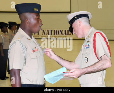 PENSACOLA, Floride (6 avril 2018) Chef de dommage Controlman Shaun Thompson, commandant de la division d'une recrue d'officier Commande, inspecte une NJROTC élève officier pendant une inspection du personnel au 2018 NJROTC universitaires nationaux, athlétique et percer au Championnat Naval Air Station Pensacola, Floride Banque D'Images