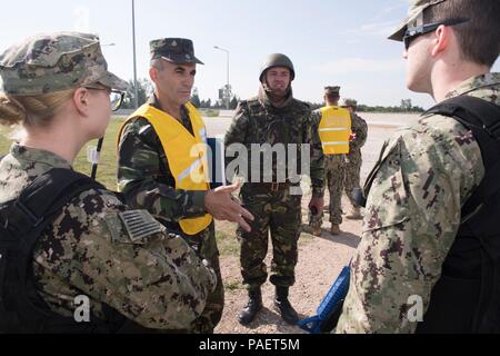 180718-N-BK435-0007 DEVESELU, la Roumanie (18 juillet 2018) l'installation de soutien naval Deveselu marins en collaboration conjointe avec les membres de la 99e base militaire conduite SHIELDEX 18 sur la base. 18 SHIELDEX est la première opération d'urgence de protection de la force/exercice mené sur la 99e base militaire et NSF Deveselu qui englobait l'actif de la Marine, commandant de la commande des installations au sein de l'Europe, d'Afrique et d'Asie du Sud-Ouest et en roumain d'entités militaires partout dans le sud de la Roumanie. (U.S. Photo par marine Spécialiste de la communication de masse 1re classe Jeremy Starr/libérés) Banque D'Images