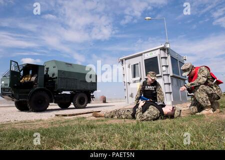 180718-N-BK435-0109 DEVESELU, la Roumanie (18 juillet 2018) l'installation de soutien naval Deveselu marins en collaboration conjointe avec les membres de la 99e base militaire conduite SHIELDEX 18 sur la base. 18 SHIELDEX est la première opération d'urgence de protection de la force/exercice mené sur la 99e base militaire et NSF Deveselu qui englobait l'actif de la Marine, commandant de la commande des installations au sein de l'Europe, d'Afrique et d'Asie du Sud-Ouest et en roumain d'entités militaires partout dans le sud de la Roumanie. (U.S. Photo par marine Spécialiste de la communication de masse 1re classe Jeremy Starr/libérés) Banque D'Images
