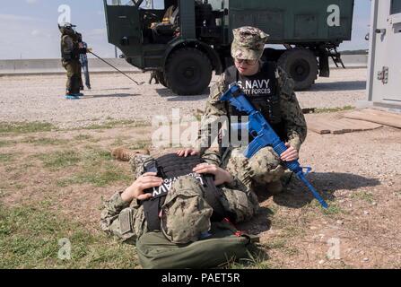 180718-N-BK435-0224 DEVESELU, la Roumanie (18 juillet 2018) l'installation de soutien naval Deveselu marins en collaboration conjointe avec les membres de la 99e base militaire conduite SHIELDEX 18 sur la base. 18 SHIELDEX est la première opération d'urgence de protection de la force/exercice mené sur la 99e base militaire et NSF Deveselu qui englobait l'actif de la Marine, commandant de la commande des installations au sein de l'Europe, d'Afrique et d'Asie du Sud-Ouest et en roumain d'entités militaires partout dans le sud de la Roumanie. (U.S. Photo par marine Spécialiste de la communication de masse 1re classe Jeremy Starr/libérés) Banque D'Images