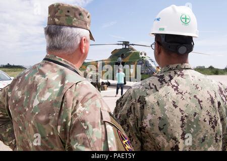 180718-N-BK435-0387 DEVESELU, la Roumanie (18 juillet 2018) l'installation de soutien naval Deveselu marins en collaboration conjointe avec les membres de la 99e base militaire conduite SHIELDEX 18 sur la base. 18 SHIELDEX est la première opération d'urgence de protection de la force/exercice mené sur la 99e base militaire et NSF Deveselu qui englobait l'actif de la Marine, commandant de la commande des installations au sein de l'Europe, d'Afrique et d'Asie du Sud-Ouest et en roumain d'entités militaires partout dans le sud de la Roumanie. (U.S. Photo par marine Spécialiste de la communication de masse 1re classe Jeremy Starr/libérés) Banque D'Images