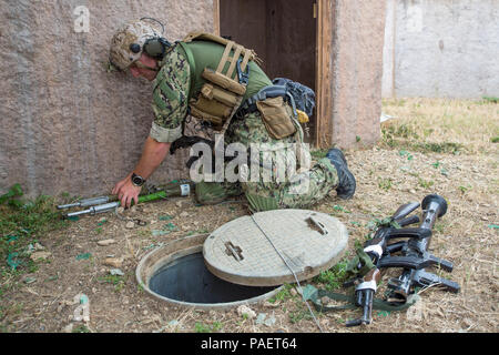 180718-N-SB520-2026 BELLOWS AIR FORCE BASE, Texas (18 juillet 2018) Technicien des explosifs et munitions 2e classe John Bozarth, affecté à l'élimination des explosifs et munitions Unité Mobile 3, supprime les armes et d'explosifs découverts sur un cache lors d'un exercice d'entraînement avec d'autres membres du service international à Bellows Air Force Base au cours d'un exercice Rim of the Pacific (RIMPAC), le 18 juillet. L'exercice est destiné à soulever la coordination stratégique entre les nations unies pour accomplir des missions d'élimination de l'ordonnance. Vingt-cinq nations, plus de 45 navires et sous-marins, environ 200 avions et 25 000 Banque D'Images