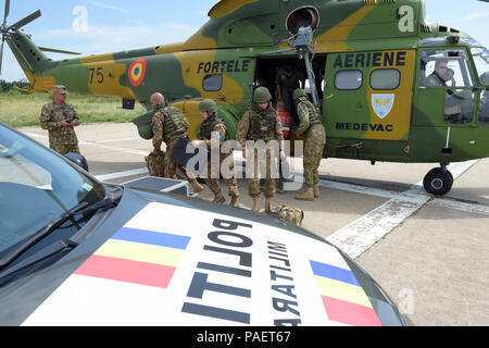 180718-N-BK435-0829 DEVESELU, la Roumanie (18 juillet 2018) l'installation de soutien naval Deveselu marins en collaboration conjointe avec les membres de la 99e base militaire conduite SHIELDEX 18 sur la base. 18 SHIELDEX est la première opération d'urgence de protection de la force/exercice mené sur la 99e base militaire et NSF Deveselu qui englobait l'actif de la Marine, commandant de la commande des installations au sein de l'Europe, d'Afrique et d'Asie du Sud-Ouest et en roumain d'entités militaires partout dans le sud de la Roumanie. (U.S. Photo par marine Spécialiste de la communication de masse 1re classe Jeremy Starr/libérés) Banque D'Images