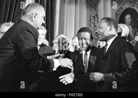 Le Président Lyndon B. Johnson se déplace à serrer la main de Dr. Martin Luther King après la signature de la Loi sur le droit de vote le 6 août 1965 dans la chambre du Président de la capitale américaine de Washington, D.C. Banque D'Images