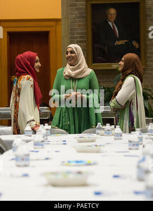 Les clients arrivent et chat avant la 8e conférence annuelle Département de l'Agriculture des États-Unis (USDA) Célébration de l'Iftar dans le patio de l'immeuble Whitten à Washington, D.C., le mardi 28 juin, 2016. Le thème de cette année est "Travailler ensemble pour un monde meilleur : réduire le gaspillage alimentaire à la maison." La célébration a été parrainé par le Centre pour l'USDA et l'Initiative des partenariats de voisinage, sur la cuisine asiatique et des îles du Pacifique, l'Asie du Pacifique Conseil fédéral américain, Bureau de la diversité et l'inclusion, et en partenariat avec le Secours islamique France. Le Ramadan est le neuvième mois du calendrier lunaire et est obse Banque D'Images