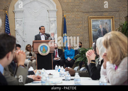 Le secours islamique France Représentant des Affaires du gouvernement Saleh Jihad Williams au cours de la 8e conférence annuelle Département de l'Agriculture des États-Unis (USDA) Célébration de l'Iftar dans le patio de l'immeuble Whitten à Washington, D.C., le mardi 28 juin, 2016. Le thème de cette année est "Travailler ensemble pour un monde meilleur : réduire le gaspillage alimentaire à la maison." La célébration a été parrainé par le Centre pour l'USDA et l'Initiative des partenariats de voisinage, sur la cuisine asiatique et des îles du Pacifique, l'Asie du Pacifique Conseil fédéral américain, Bureau de la diversité et l'inclusion, et en partenariat avec le Secours islamique France. Ramadan Banque D'Images