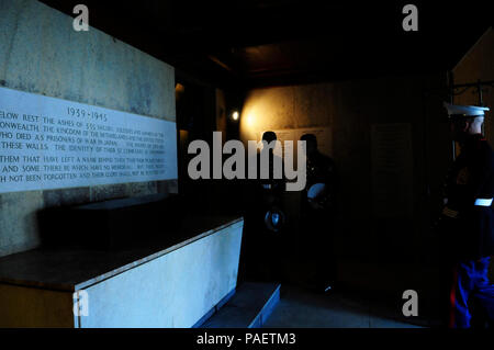 HODOGAYA, Japon (oct. 12, 2015) - L'équipe de sécurité de l'antiterrorisme de la Flotte du Pacifique (FASTPAC) Marines leurs hommages aux anciens prisonniers de guerre à la crémation à Yokohama mémorial de guerre du Commonwealth au cours de leur participation à la 6 e service de la réconciliation, dans le cadre du Japanese/ POW(s) programme d'amitié. Le cimetière comprend une grande urne contenant des cendres de 335 marins, soldats et aviateurs, des États-Unis, de la Communauté et le Royaume des Pays-Bas qui sont morts comme des prisonniers de guerre au Japon. Banque D'Images