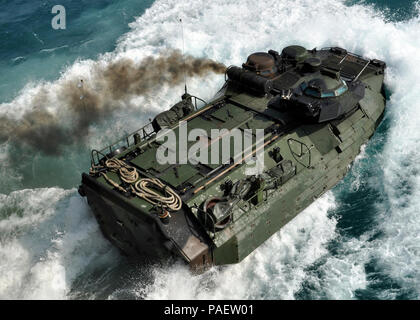 Un Corps des Marines américains AAVP7A1 assault amphibian véhicule affecté à la 31e Marine Expeditionary Unit lance à partir du pont du coffre du véhicule de transport amphibie USS Denver LPD dock (9) en cours dans le golfe de Thaïlande Le 8 février 2011. Denver fait partie de l'Essex déployées à l'avant du groupe amphibie et participe actuellement à Gold Cobra 2011, un programme de formation stratégique national l'exercice co-parrainé par les États-Unis et la Thaïlande. (DoD Banque D'Images