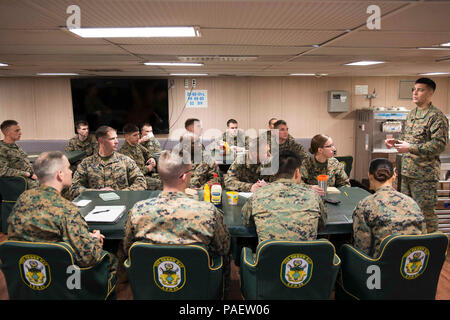 Mer de Chine orientale (11 mars 2015) - Le Colonel Romin Dasmalchi, commandant de la 31e Marine Expeditionary Unit (MEU), parle avec les Marines à bord du navire de débarquement quai de transport amphibie USS Green Bay (LPD 20). Green Bay est une partie du Bonhomme Richard Groupe amphibie (ARG) et, de concert avec l'entrepris 31e MEU, est en train d'effectuer une intégration Formation amphibie (ACI) de l'exercice. Banque D'Images