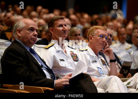 R.I. (17 juin 2014) Sir Lawrence Freedman, professeur à King's College London, arrière Adm. Walter E. "Ted" Carter Jr., président, U.S. Naval War College (NWC), et arrière Adm. James G. Foggo, III, sous-chef des opérations navales pour les opérations, les plans et la stratégie, d'écouter les remarques du chef des opérations navales (ONC), Adm. Jonathan W. Greenert, pendant la 65e Forum de la stratégie actuelle (CSF) à la CNO à Newport, Rhode Island. La CNO comme événement académique, le capstone forum de deux jours réunit des invités de marque et aux étudiants d'explorer des questions d'une importance stratégique nationale. T Banque D'Images