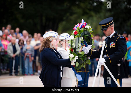 Des représentants de l'étoile bleue les mères d'Amérique une gerbe sur la Tombe du Soldat inconnu au cimetière national d'Arlington, le 27 septembre 2015 à Arlington, Va., Blue Star les mères d'America's website states, "Nous sommes des mères, belles-mères, grands-mères, des mères et femmes des tuteurs légaux qui ont des enfants qui servent dans l'armée, de la garde ou des réserves, ou des enfants qui sont d'anciens combattants." Banque D'Images