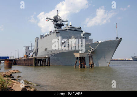 Un avant tribord vue de la USN Whidbey Island Catégorie : Landing Ship Dock, USS TORTUGA (LSD 46), tandis que le bateau est amarré à la base navale américaine (NSA), La Nouvelle-Orléans, Louisiane (LA), à l'appui de l'ouragan Katrina, les opérations d'assistance humanitaire. L'USN est actuellement impliqué dans l'ouragan Katrina, les opérations d'aide humanitaire, dirigée par la Federal Emergency Management Agency (FEMA), en collaboration avec le ministère de la Défense (DOD). Banque D'Images