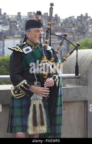 Highlander jouant la cornemuse dans highland traditionnelles dress à Édimbourg Banque D'Images