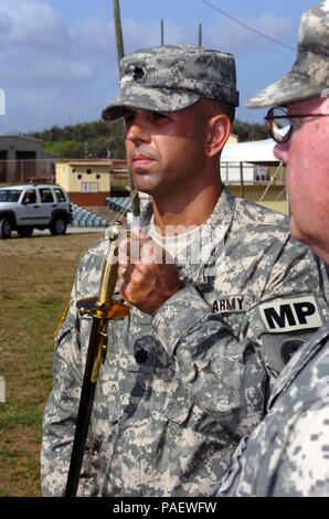 BAY, Cuba - membre du 525e Bataillon de la police militaire participe à une cérémonie de changement de responsabilité à l'Équipe spéciale mixte Guantanamo, le 9 mai 2008. JTF Guantanamo effectue des soins sécuritaires et humaines et la garde des combattants ennemis. La foi mène des opérations d'interrogatoire pour recueillir du renseignement stratégique à l'appui de la guerre mondiale contre le terrorisme et prend en charge l'application de la loi et les enquêtes sur les crimes de guerre. Guantanamo la foi s'est engagé à assurer la sécurité et la sécurité de l'American service members et les civils qui travaillent à l'intérieur de sa détention. (Foi Guantanamo Banque D'Images