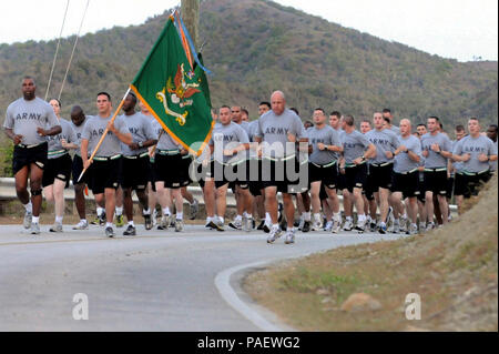 GUANTANAMO BAY, Cuba - Les membres de la 525e Bataillon de la Police militaire participer à une formation de groupe de travail conjoint Guantanamo, 7 juillet 2010. Le 525e Bataillon MP fournit une partie de la force de garde la foi à Guantanamo. JTF Guantanamo fournit sûr, humain, juridique et transparent le soin et la garde des détenus, y compris ceux qui ont été condamnés par une commission militaire et ceux commandés libéré par un tribunal. La foi mène des activités de collecte, d'analyse et de diffusion pour la protection des détenus et du personnel travaillant dans la foi et à l'appui des installations de Guantanamo de la guerre contre le terrorisme. J Banque D'Images