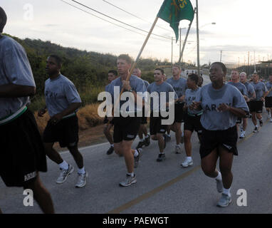 GUANTANAMO BAY, Cuba - l'Armée de la CPS. Brian Bryan, avec le 525e Bataillon de la Police militaire, porte un guidon en tant que membres de l'unité de l'entreprise une formation complète au Groupe de travail conjoint Guantanamo, 7 juillet 2010. Le 525e Bataillon MP fournit une partie de la force de garde la foi à Guantanamo. JTF Guantanamo fournit sûr, humain, juridique et transparent le soin et la garde des détenus, y compris ceux qui ont été condamnés par une commission militaire et ceux commandés libéré par un tribunal. La foi mène des activités de collecte, d'analyse et de diffusion pour la protection des détenus et du personnel travaillant dans la foi Guantanamo Banque D'Images