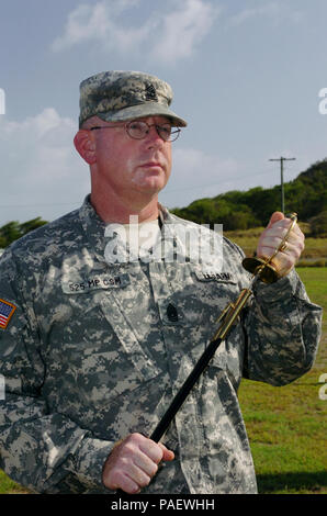 Commande entrant Le Sgt. Le Major Gary J. Fowler assume la responsabilité du 525e Bataillon de la Police militaire lors d'une cérémonie de changement de responsabilité à l'Équipe spéciale mixte Guantanamo, 12 mai 2008. Le 525e fournit une grande partie de la force de garde soutenant la mission de la détention de la foi. JTF Guantanamo effectue des soins sécuritaires et humaines et la garde des combattants ennemis. La foi mène des opérations d'interrogatoire pour recueillir du renseignement stratégique à l'appui de la guerre mondiale contre le terrorisme et prend en charge l'application de la loi et les enquêtes sur les crimes de guerre. Guantanamo la foi s'est engagé à assurer la sécurité et la sécurité de l'Americ Banque D'Images