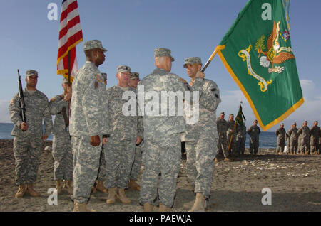 GUANTANAMO BAY, Cuba. - Le Major-général Keith M. Huber, commandant de l'armée des États-Unis, le sud reçoit l'unité couleurs du lieutenant-colonel Wozniak le commandant sortant du 525e Bataillon de la police militaire, le 5 août 2008. Le changement de couleurs du bataillon représente le changement de commandement pour assurer la continuation de la gestion de l'Équipe spéciale mixte du Guantanamo 525e Bataillon de la Police militaire. JTF Guantanamo effectue des soins sécuritaires et humaines et la garde des combattants ennemis. La foi mène des opérations d'interrogatoire pour recueillir du renseignement stratégique à l'appui de la guerre mondiale contre le terrorisme et supp Banque D'Images