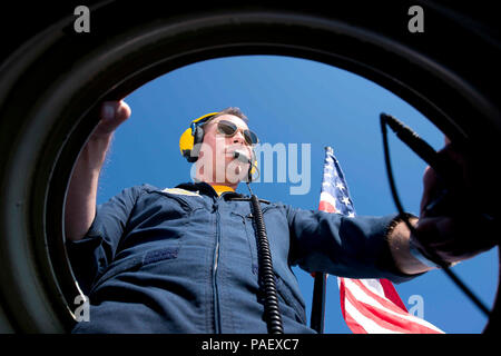 Floride (nov. 28, 2012) Le personnel du secteur maritime Le Sgt. Kevin Sanchez, de la Nouvelle Orléans, vérifie l'existence d'obstructions comme Fat Albert, le C-130 Hercules affecté à l'escadron de démonstration en vol de la Marine américaine, les Blue Angels, taxis à la piste avant un vol d'entraînement sur la base aéronavale de Pensacola. Un équipage de trois marins et pilotes de l'équipage enrôlé cinq fly Fat Albert, fournir un soutien logistique pour l'équipe et ouvrir l'air show en affichant la caractéristiques de vol tactique de la C-130. La Marine américaine possède un patrimoine de 237 ans de défense de la liberté et de la projection et de la protection américaine i Banque D'Images