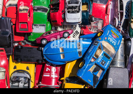 Vieille voiture coloré des jouets. Banque D'Images