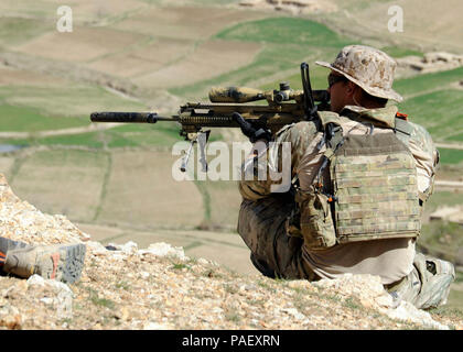 Une coalition des forces d'opérations spéciales feux membre son fusil de sniper from a hilltop durant un échange de tirs près de Nawa Garay, village du district de Kajran, Daykundi province, Afghanistan, 3 avril. Partenaires des forces spéciales de coalition avec la 8e Kandak de Commando pour mener des opérations tout au long de Daykundi, Uruzgan et Zabul provinces. Banque D'Images