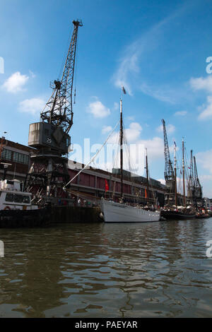Le port de Bristol : Tallship Etoile Molene amarré le MShed alonside museum de Bristol, Royaume-Uni Banque D'Images