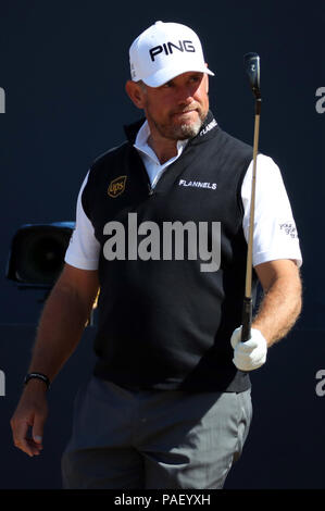 Lee Westwood l'Angleterre tees au large de la 1ère lors de la quatrième journée de l'Open Championship 2018 à Carnoustie Golf Links, Angus. Banque D'Images