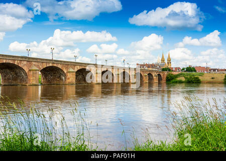 Le pont Regemortes sur la rivière Allier, pont Regemortes , Moulins, Allier, Auvergne, France Banque D'Images