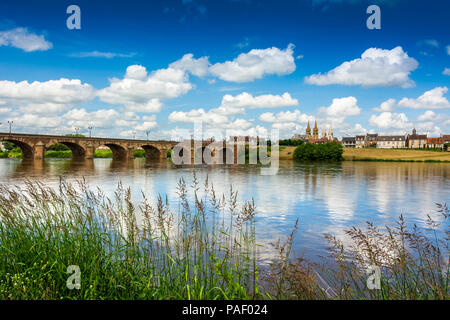 Le pont Regemortes sur la rivière Allier, pont Regemortes , Moulins, Allier, Auvergne, France Banque D'Images